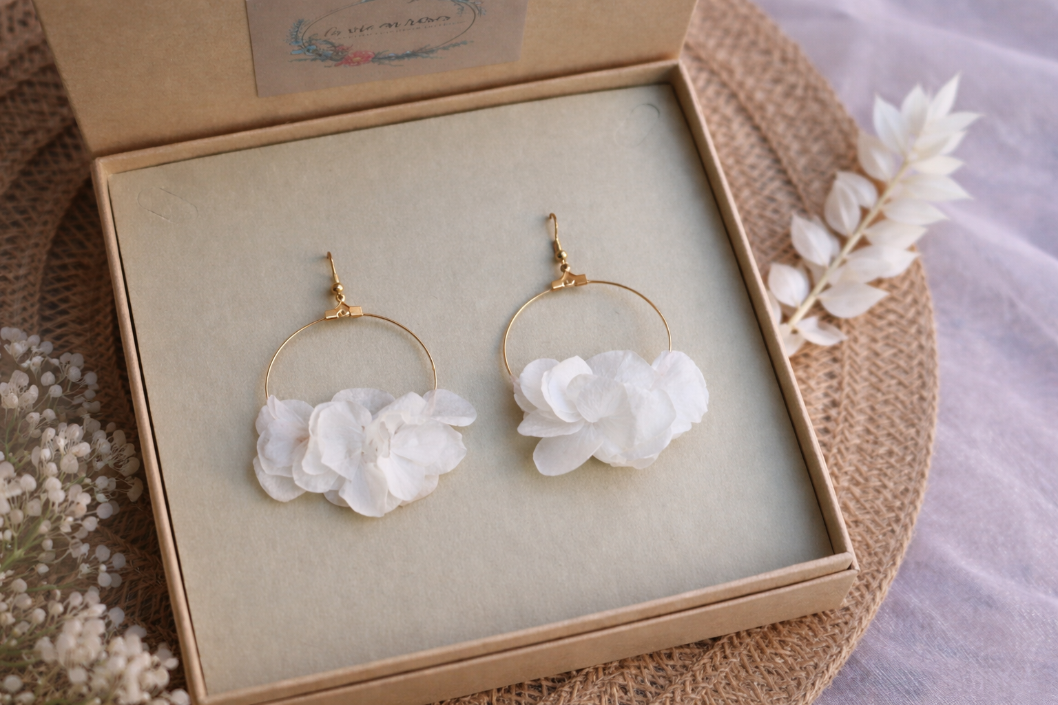Boucles d'oreilles "hortensia" blanc