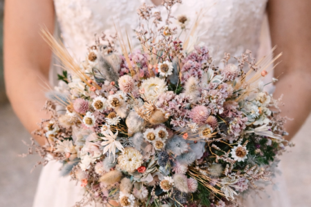 Bouquet délicat dans les mains de la mariée (1)
