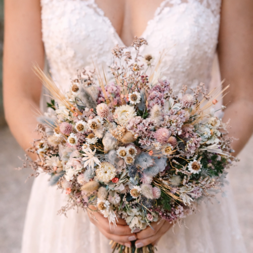 Bouquet délicat dans les mains de la mariée (1)