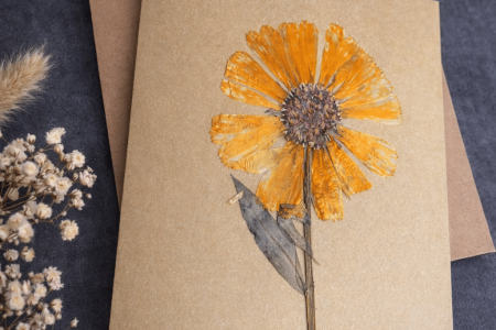 Carte faite main avec fleur séchée